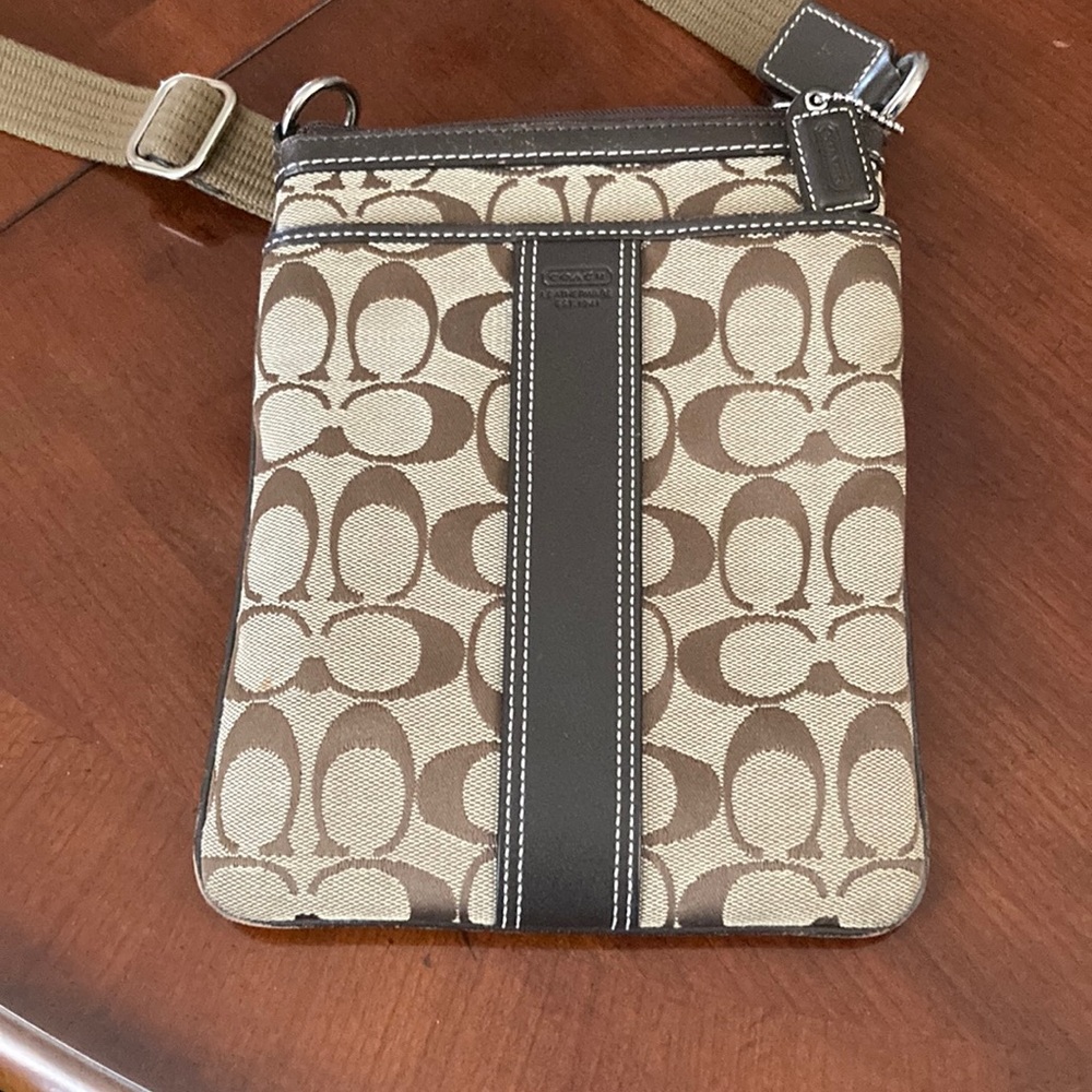COACH SIGNATURE CROSSBODY. Excellent used condition.